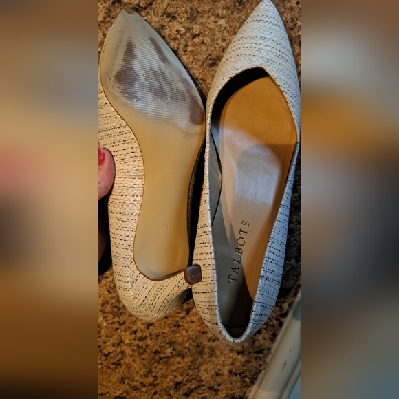 TALBOTS SKYLAR DEEP-V Sexy Dressy Embossed UPPER 2 1/2" Pumps Size 9 M - Picture 8 of 10